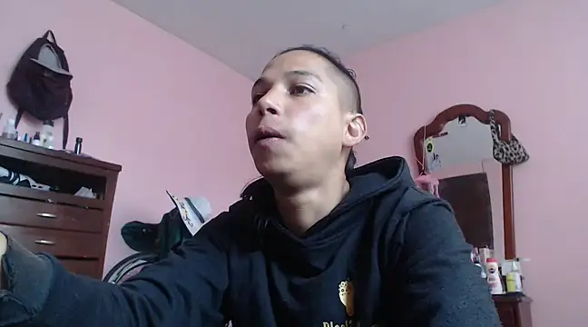 Snapshot of CoreAlejito chatting on December 17, 1:05 pm CoreAlejito online show from December 17, 1:05 pm