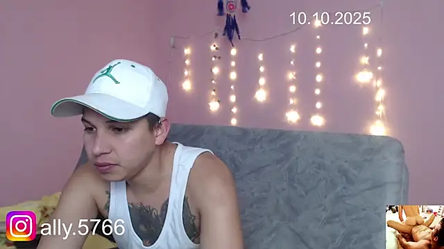 Snapshot of CoreAlejito chatting on October 10, 10:43 pm CoreAlejito online show from October 10, 10:43 pm