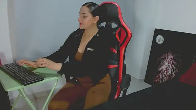 Noamartin  online show from April 14, 1:10 am