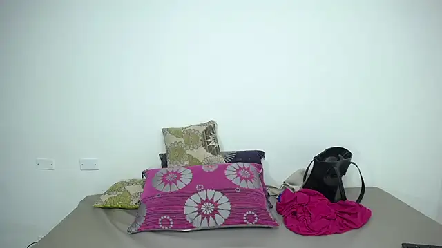 Snapshot of CrushOnMe_ chatting on February 5, 6:09 am CrushOnMe online show from February 5, 6:09 am