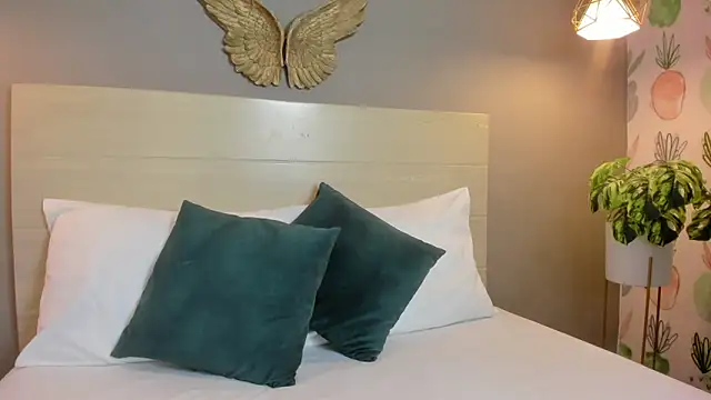 Snapshot of linda_montoya chatting on March 2, 7:10 pm linda montoya online show from March 2, 7:10 pm