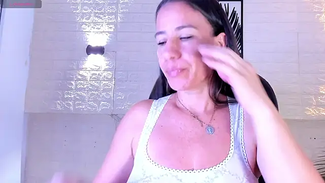 Snapshot of millie_brown21 chatting on May 28, 8:04 pm millie brown21 online show from May 28, 8:04 pm
