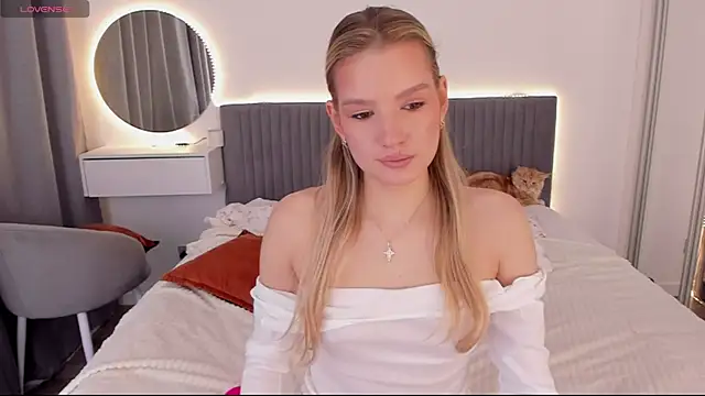 Snapshot of CassieRayss chatting on October 21, 6:35 am CassieRayss online show from October 21, 6:35 am