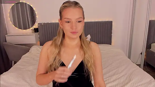 CassieRayss online show from March 18, 8:39 am