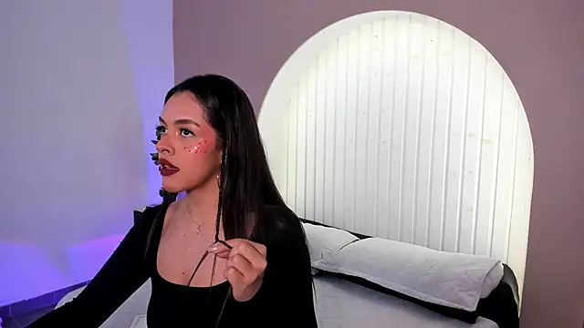 martina duque  online show from March 11, 5:40 pm