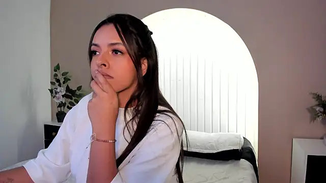 martina duque  online show from March 10, 6:34 pm