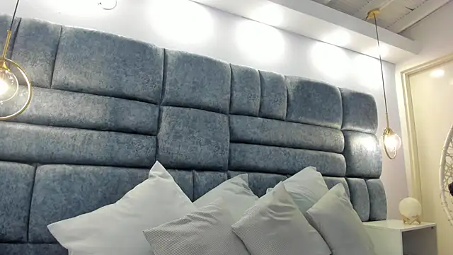 emma castilloo online show from September 14, 9:15 pm