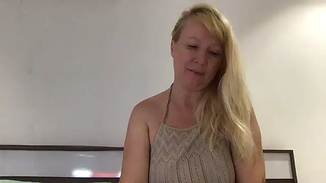 EmmaInLove23 online show from March 4, 2:06 am