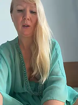 EmmaInLove23 online show from February 12, 2:11 am