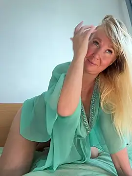 EmmaInLove23 online show from May 25, 1:16 am