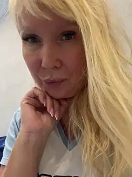 EmmaInLove23 online show from November 10, 7:02 am