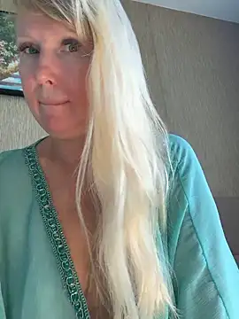 EmmaInLove23 online show from June 6, 9:25 am