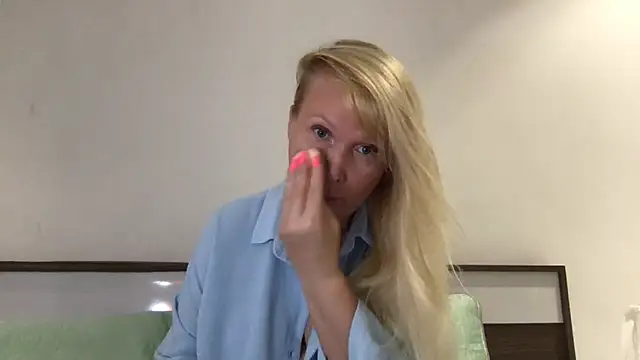 EmmaInLove23 online show from March 7, 6:57 am