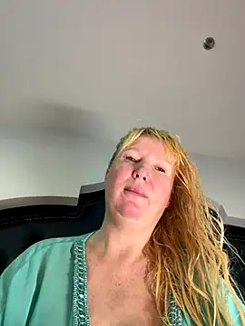 EmmaInLove23 online show from October 28, 1:06 am