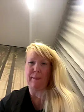 EmmaInLove23 online show from November 19, 3:06 am