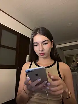 Coralinee 01 online show from May 14, 12:29 am