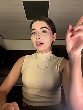 Coralinee 01 online show from December 18, 12:27 am