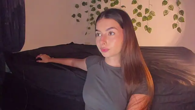 Coralinee 01 online show from December 27, 12:29 am