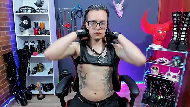 Snapshot of daven56 chatting on December 3, 12:33 am daven56 online show from December 3, 12:33 am