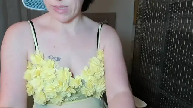 Snapshot of emmita69_ chatting on July 19, 12:41 am emmita69 online show from July 19, 12:41 am