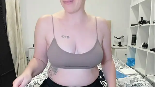 Snapshot of emmita69_ chatting on October 22, 5:40 am emmita69 online show from October 22, 5:40 am