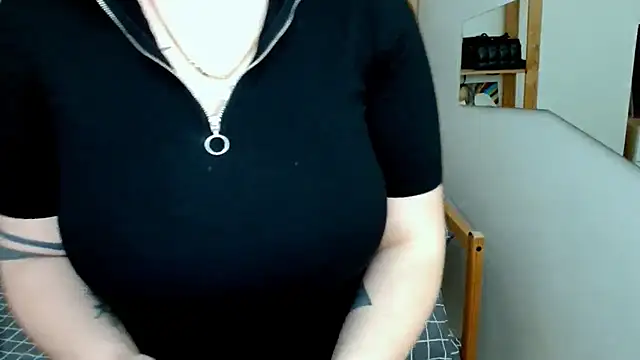 Snapshot of leila_beayte_ chatting on March 12, 5:49 pm leila beayte online show from March 12, 5:49 pm
