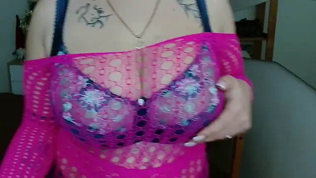Snapshot of leila_beayte_ chatting on February 17, 6:28 pm leila beayte online show from February 17, 6:28 pm