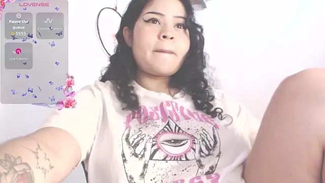 Snapshot of Amara18_ chatting on November 28, 12:11 am Amara18 online show from November 28, 12:11 am