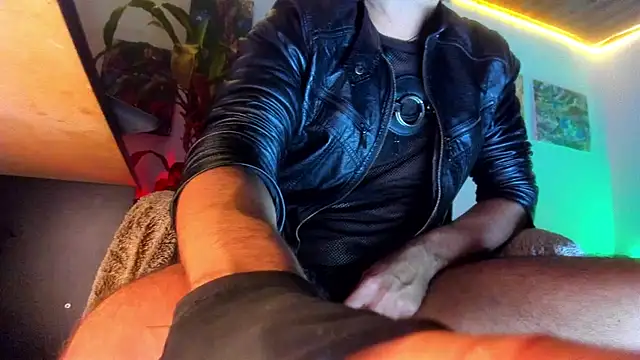 Snapshot of LatinMilk_ chatting on June 23, 8:12 am LatinMilk online show from June 23, 8:12 am