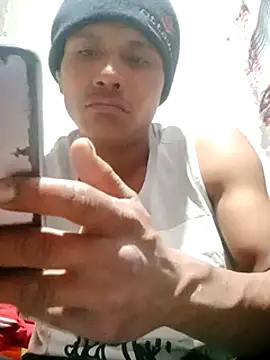 Snapshot of Moreno1813 chatting on February 8, 6:33 am Moreno1813 online show from February 8, 6:33 am