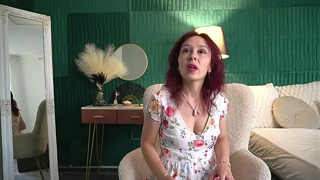 Snapshot of HaileyMoonn chatting on June 28, 3:02 am HaileyMoonn online show from June 28, 3:02 am