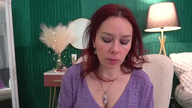 Snapshot of HaileyMoonn chatting on December 16, 3:33 am HaileyMoonn online show from December 16, 3:33 am