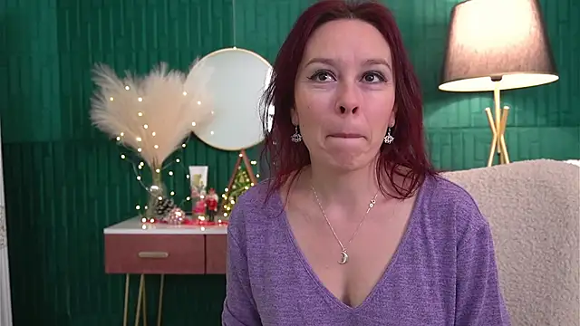 Snapshot of HaileyMoonn chatting on December 23, 4:12 am HaileyMoonn online show from December 23, 4:12 am