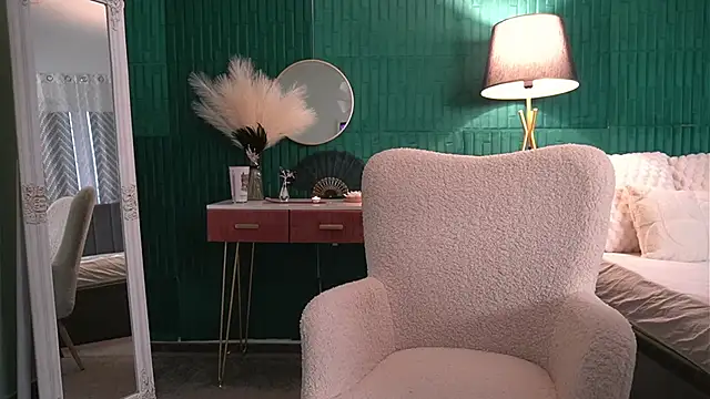 Snapshot of HaileyMoonn chatting on February 15, 8:02 am HaileyMoonn online show from February 15, 8:02 am