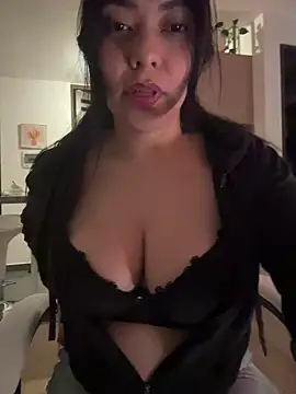 Snapshot of PetitLumiere chatting on December 28, 2:11 am PetitLumiere online show from December 28, 2:11 am