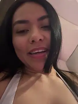 Snapshot of PetitLumiere chatting on January 4, 5:37 am PetitLumiere online show from January 4, 5:37 am