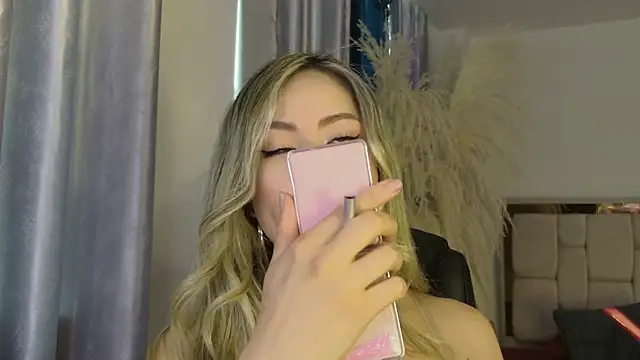 Snapshot of Ammy_Castro chatting on April 22, 10:27 pm Ammy Castro online show from April 22, 10:27 pm