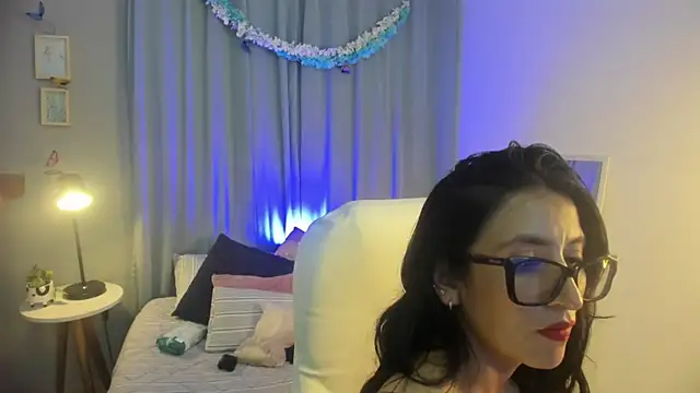 kira moon   online show from April 8, 9:05 pm