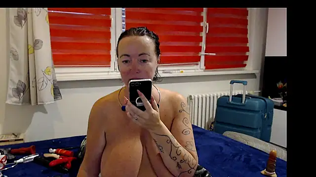 Snapshot of Alexie33 chatting on June 28, 7:14 am Alexie33 online show from June 28, 7:14 am