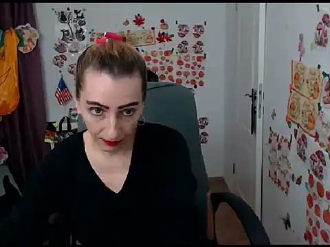 Snapshot of EvelynAngell chatting on October 7, 9:43 am EvelynAngell online show from October 7, 9:43 am