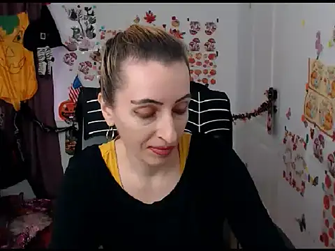 Snapshot of EvelynAngell chatting on October 14, 9:32 am EvelynAngell online show from October 14, 9:32 am