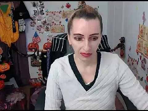 Snapshot of EvelynAngell chatting on October 20, 5:53 am EvelynAngell online show from October 20, 5:53 am