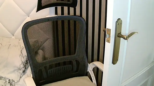 Snapshot of xxNoeliaxx chatting on December 4, 8:02 am xxNoeliaxx online show from December 4, 8:02 am