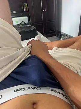 h0rnyguy001 online show from February 15, 2:56 am