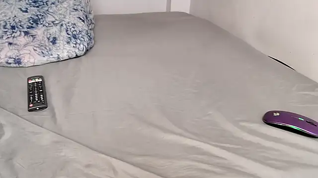 caarlywhitee online show from December 17, 1:21 am