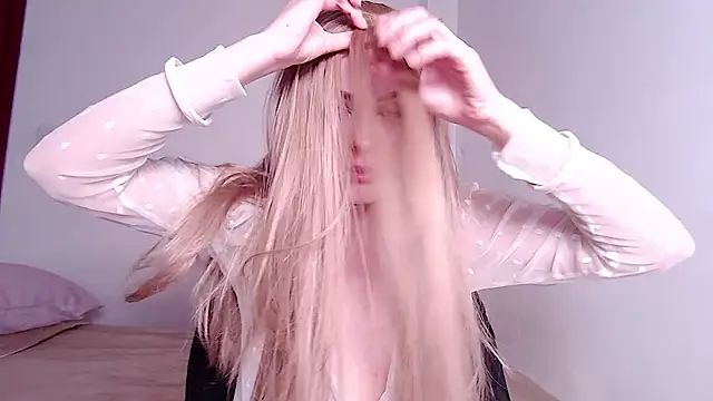 caarlywhitee online show from May 7, 12:48 am