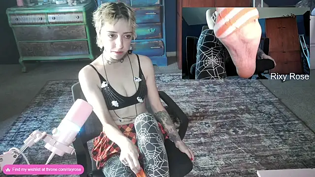 Trixyrose online show from October 31, 2:35 pm