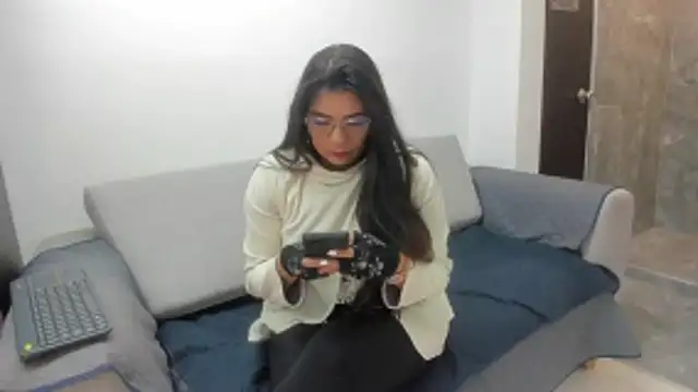 Luna Dumont online show from January 7, 11:15 am