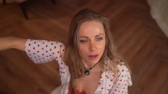 eva fashionista online show from February 15, 6:07 pm