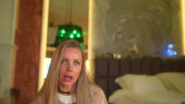 eva fashionista online show from December 5, 7:55 pm